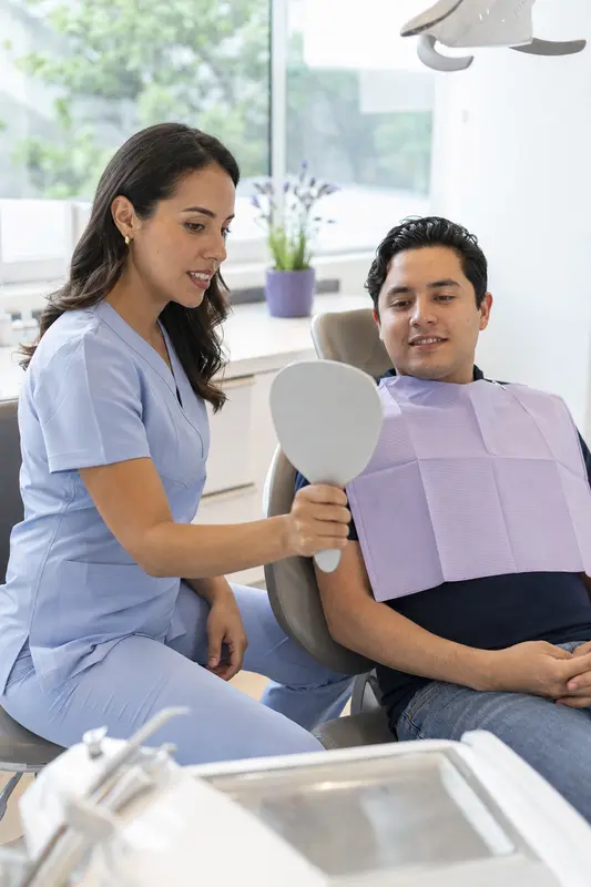 Dentista atendiendo a su paciente en el consultorio